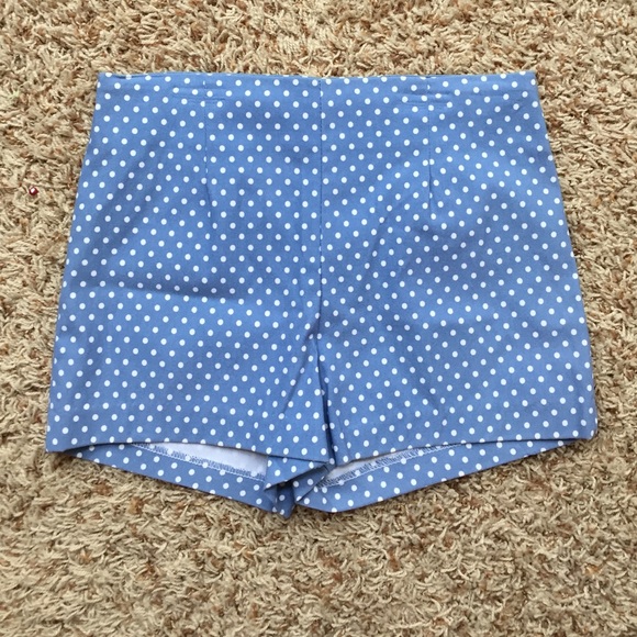 Polka dot highwaisted short.