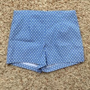 Polka dot highwaisted short.