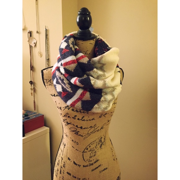 🚫SOLD🚫 🍂 AE chunky oversized Infiniti scarf - Picture 2 of 2