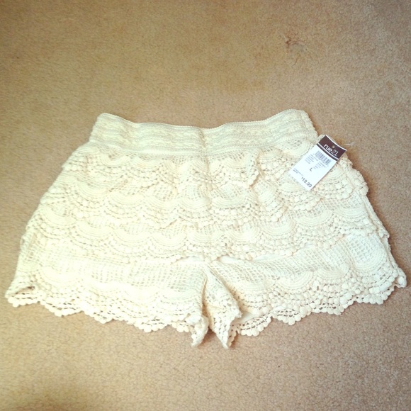Rue21 cream lace shorts