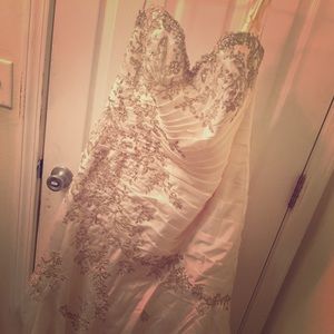 Stunning wedding gown!