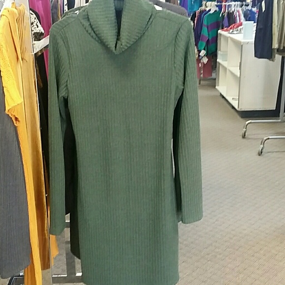 Dresses - Picture 2 of 4