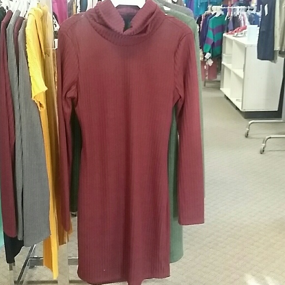 Dresses - Picture 3 of 4