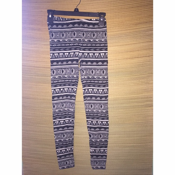 📦sold📦Black and White Aztec Print Leggings
