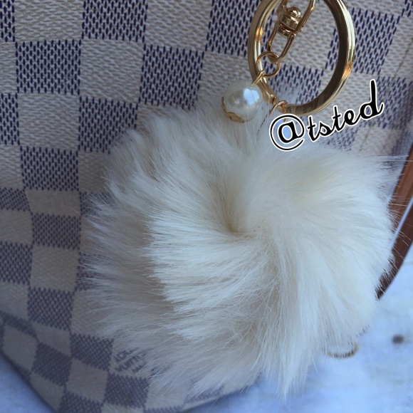 Pom Pom Faux Fur Keychain - Picture 3 of 4