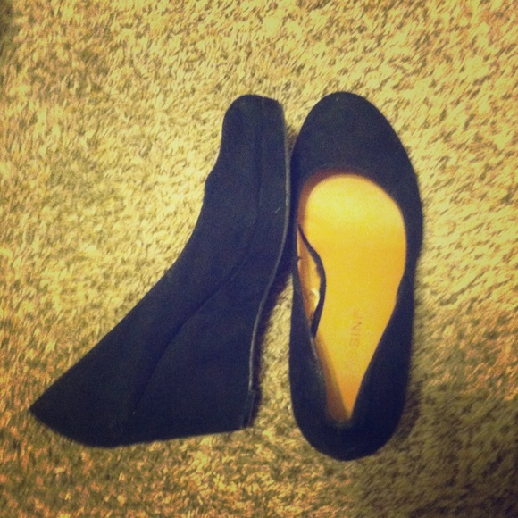 black wedge heels