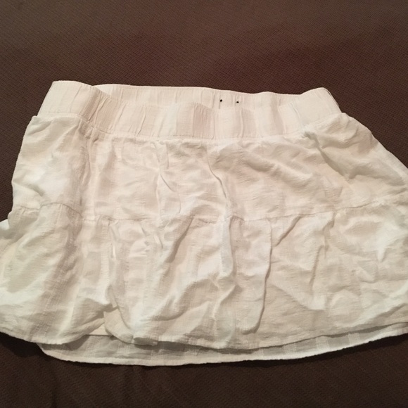 White Torrid skirt with elastic around waist