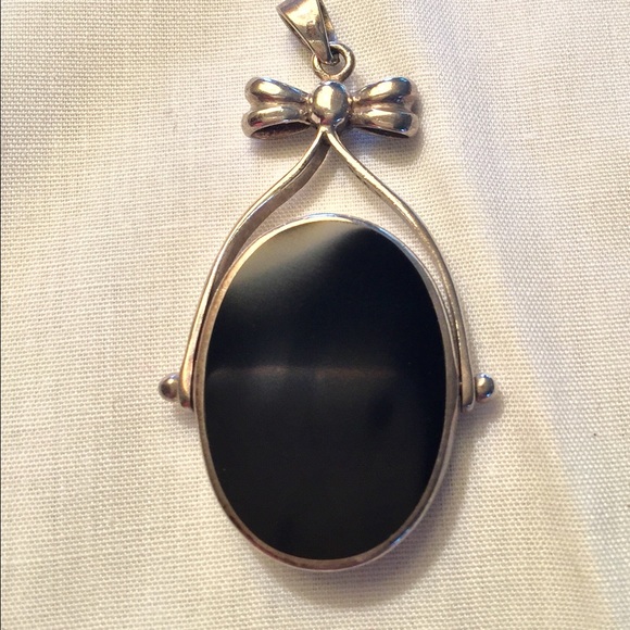 Mother of pearl and onyx pendant