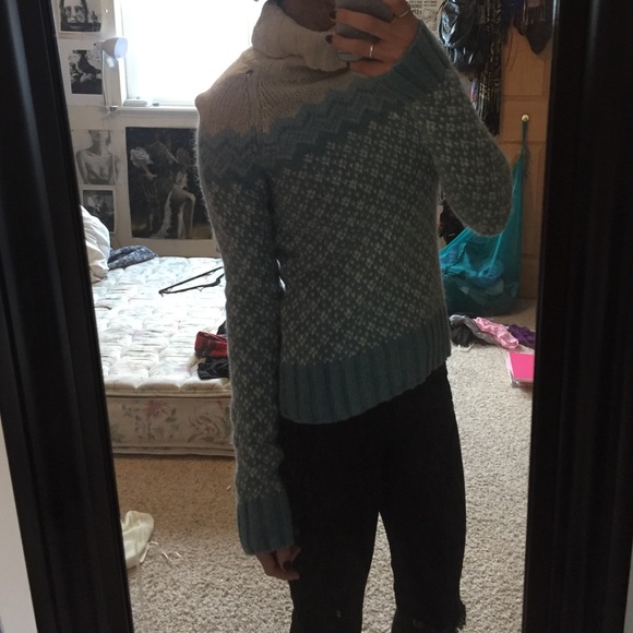 American Eagle turtleneck - Picture 2 of 3