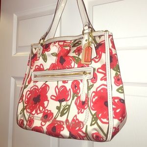 COACH Poppy tote 🌹