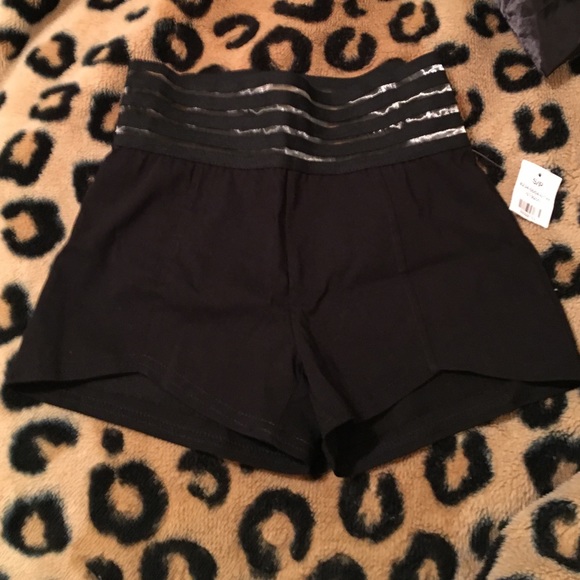 Elastic high waisted shorts