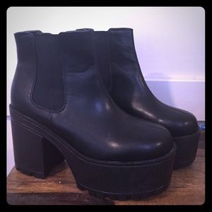 Black platform Chelsea boots