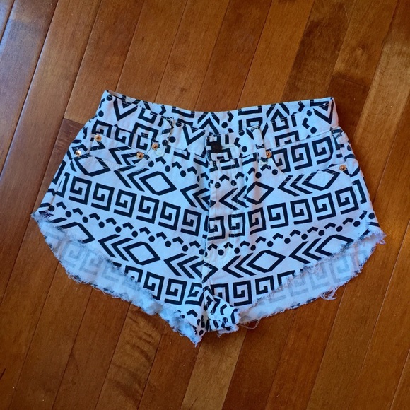 Patterned Black & White Shorts😎👁‍🗨🔳