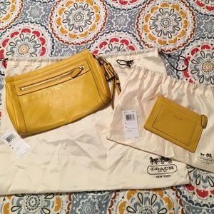 ⚡️NWT⚡️ Coach Clutch + *FREE* keychain wallet🌻