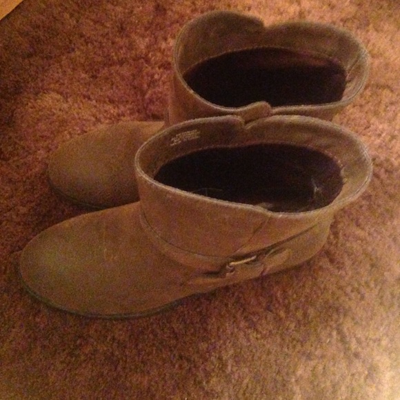 Brown boots. Size 8