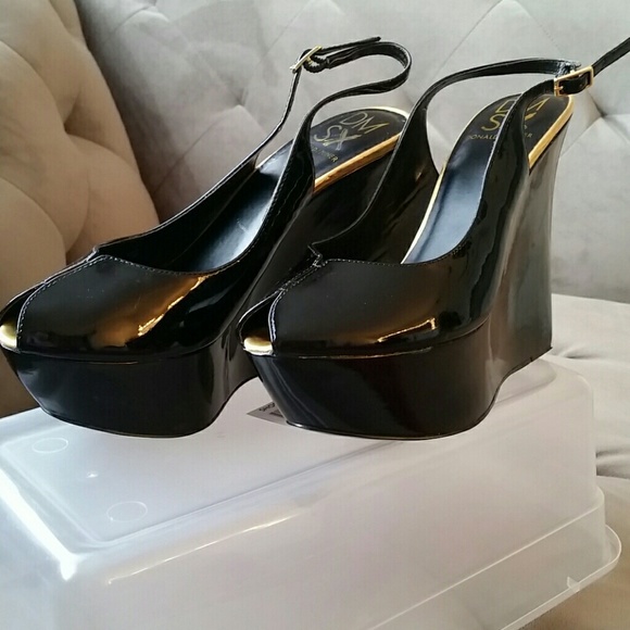 Amazon.com | Donald Pliner Women Donald Pliner wedges 😃.