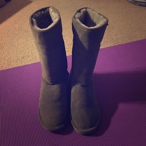 BEARPAW grey winter boots, size 10.