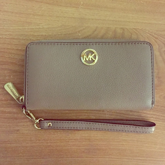 ⬇️ PRICE DROP! Michael Kors Jet Set Wristlet