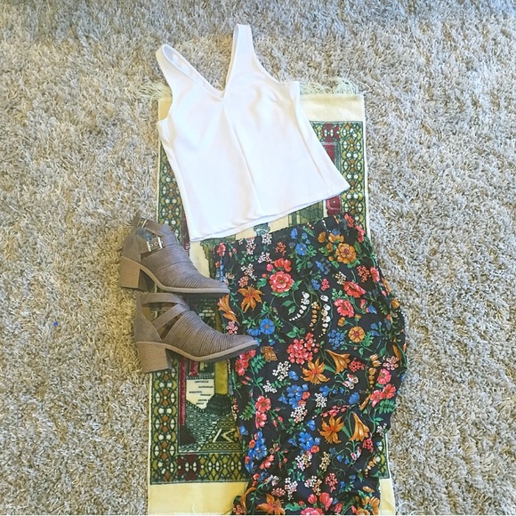 Vintage Dresses & Skirts - •• Vintage Black Floral Festival Skirt ••