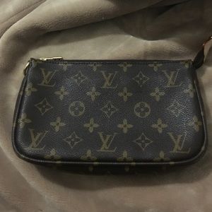 Fashion purse wristlet with detachable long strap.