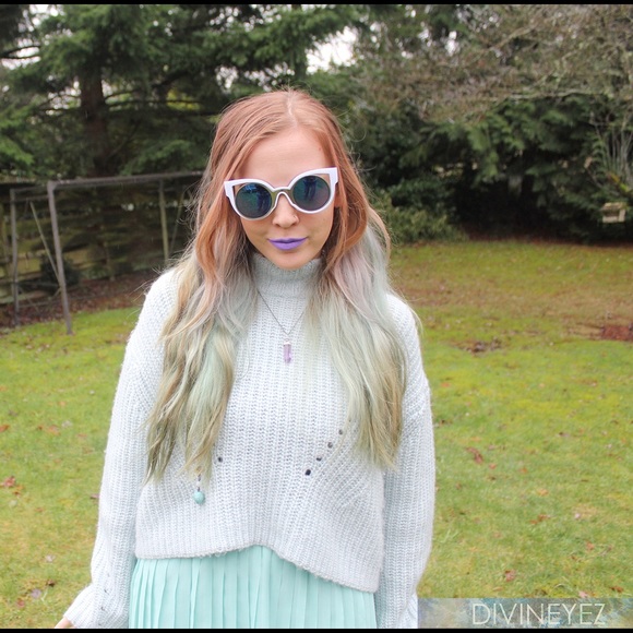 LAST ONE! 🌈 White Cat Eye Reflective Sunnies👁 - Picture 2 of 4