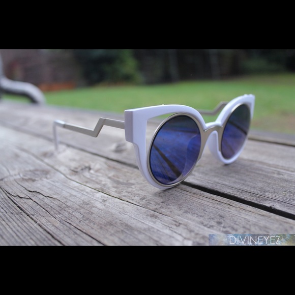 LAST ONE! 🌈 White Cat Eye Reflective Sunnies👁 - Picture 3 of 4