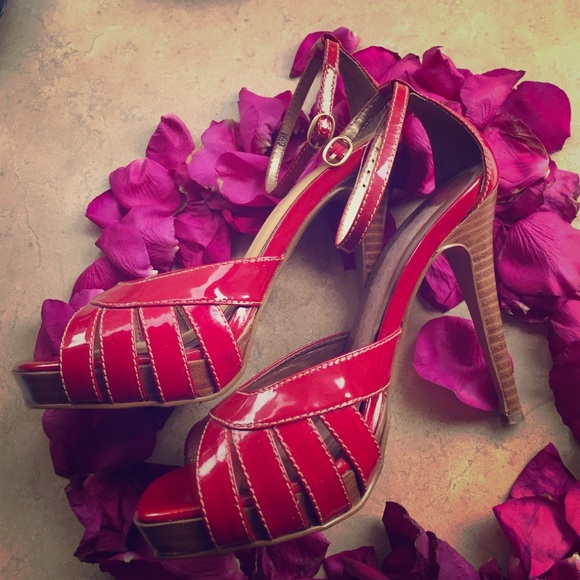 Perfect for VALENTINES DAY! Adorable platforms - Picture 1 of 3
