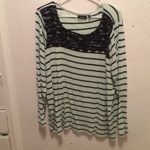 Long sleeve top.