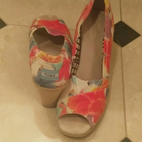 Floral Tom's wedges!