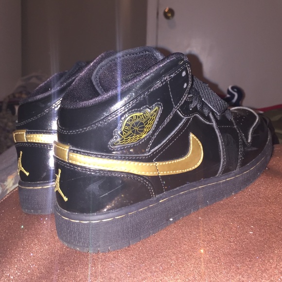 air jordan 1 black metallic gold