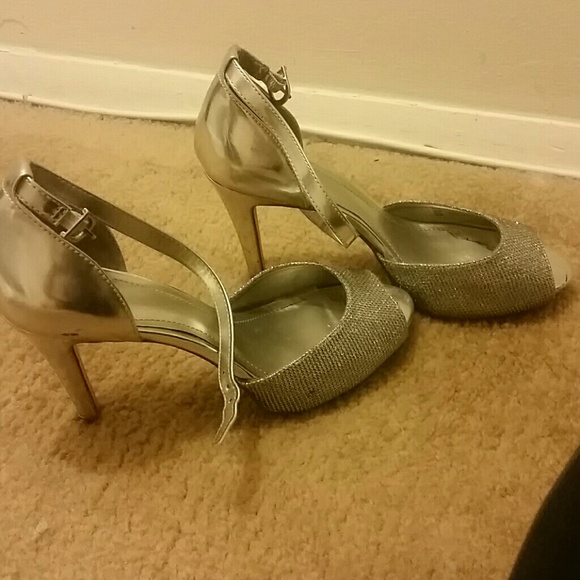 Silver peep toe pumps!