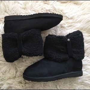 Koolaburra Black Suede Ankle Boots with faux fur