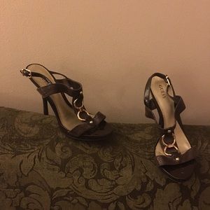 Spring sale 🌺🌺 Brown leather sandals by Guess.