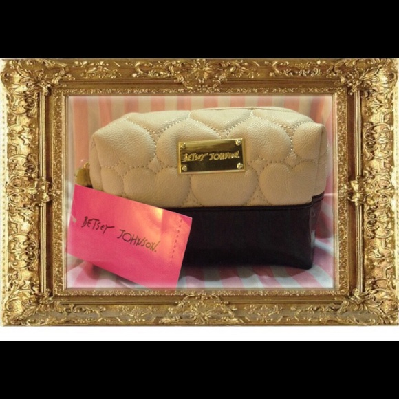 ✨BN BETSEY JOHNSON Travel/Makeup Bag✨