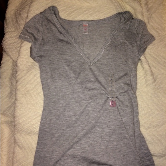 V neck short sleeve - Picture 1 of 1