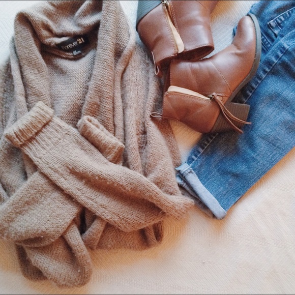 Chunky brown cardigan/sweater. //