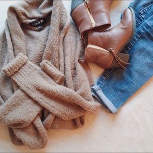 Chunky brown cardigan/sweater. //