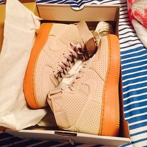 Nike Women's Air Force 1 High Top Suede 7.5
