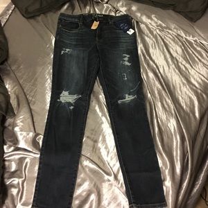 American Eagle Distressed Hi-Rise Jegging!