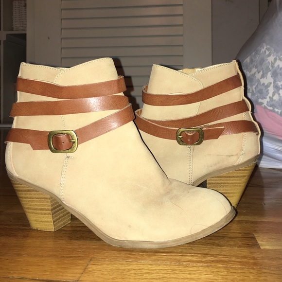 Cute tan suede booties!! - Picture 1 of 3