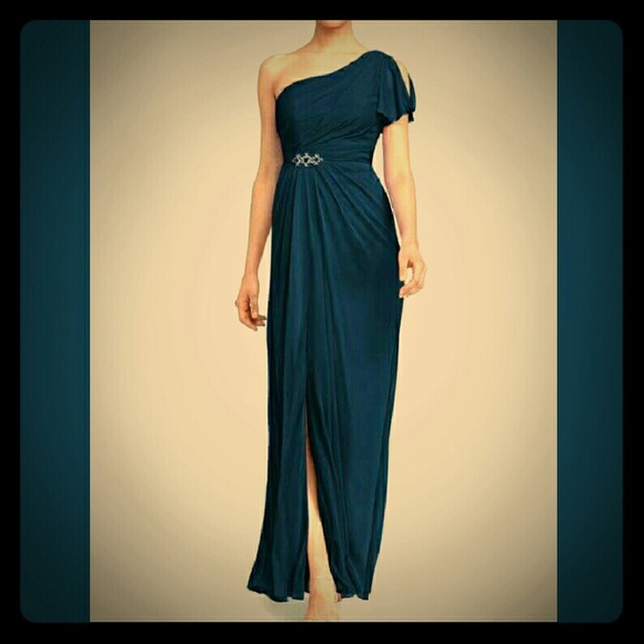 Host Pick 3/13!! Gorgeous Gown!!