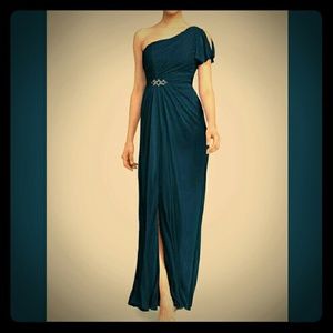 Host Pick 3/13!! Gorgeous Gown!!