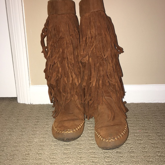 Adorable fringe boots!