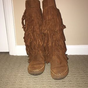 Adorable fringe boots!