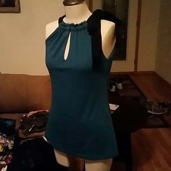 Sleeveless blouse with side neck tie detail