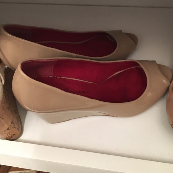 4 pairs of shoes in a package tap and scroll - Picture 3 of 4