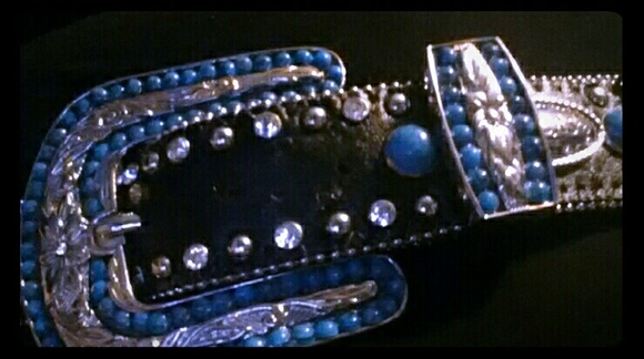 Belt with crossing guns