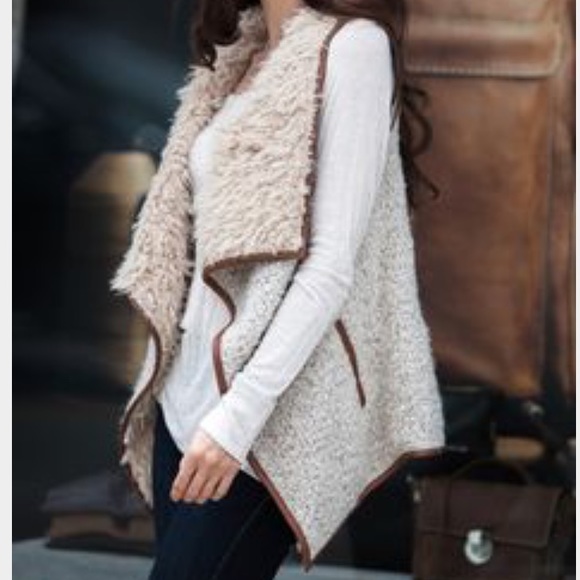❌SOLD OUT ❌ Faux Fur Shearling Vest - Picture 3 of 4