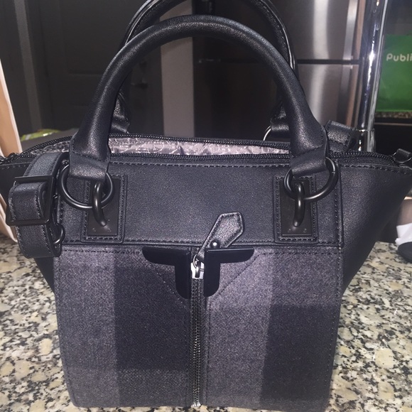 Danielle Nicole Cross Body