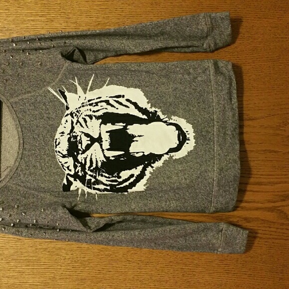 Long sleeve sweater.